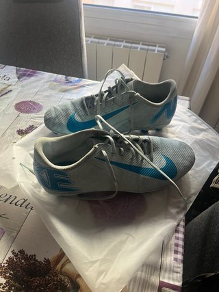 Zapatillas de fútbol Nike grises y azules