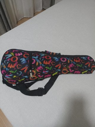Ukelele con funda y afinador digital