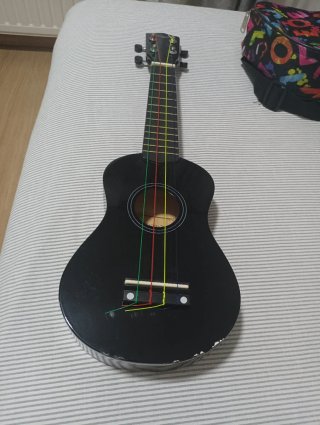 Ukelele con funda y afinador digital