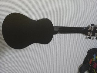 Ukelele con funda y afinador digital