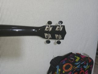 Ukelele con funda y afinador digital