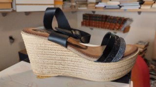 Sandalias cuña negras y plateadas