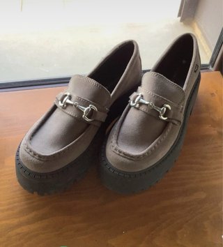 Mocasines plataforma grisáceos con hebilla