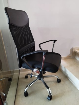 Silla de oficina negra y plateada