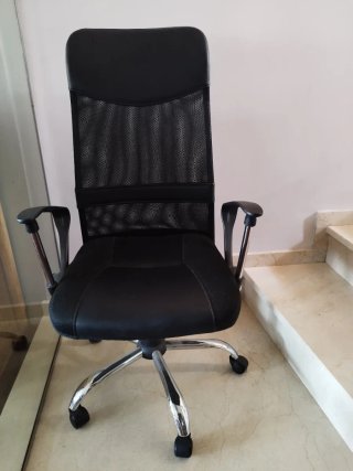 Silla de oficina negra y plateada