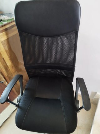 Silla de oficina negra y plateada