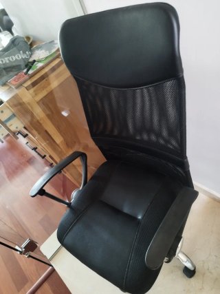 Silla de oficina negra y plateada