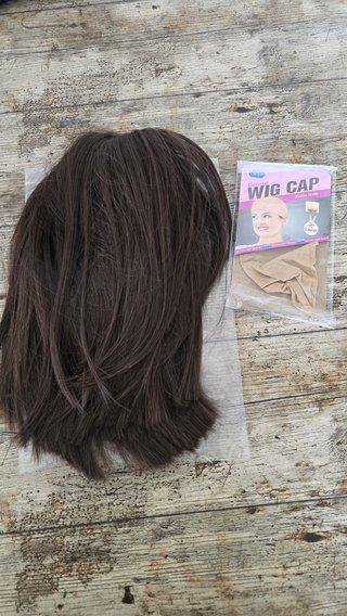 Peluca Castaña Corta + Redecilla Wig Cap