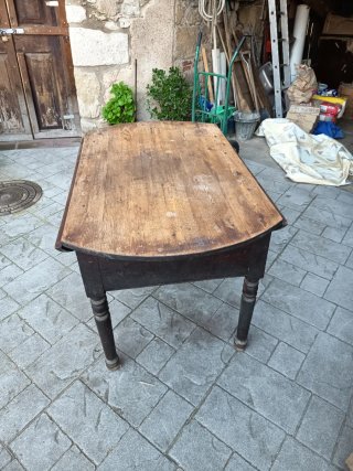 Mesa de cocina antigua de madera