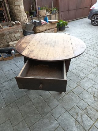 Mesa de cocina antigua de madera