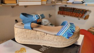 Sandalias de cuña azul y doradas.