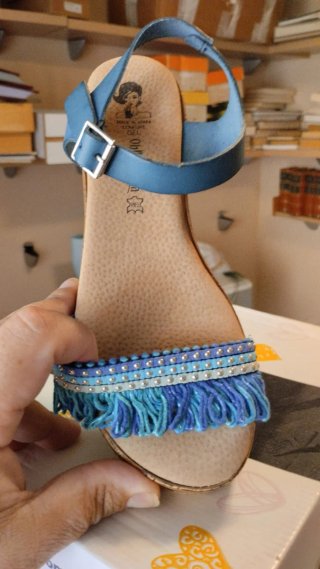 Sandalias de cuña azul y doradas.