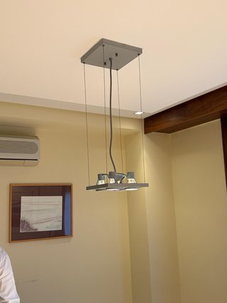 Mesa de piedra, sillas y complementos.