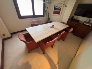 Mesa de piedra, sillas y complementos.
