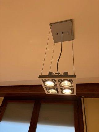 Mesa de piedra, sillas y complementos.