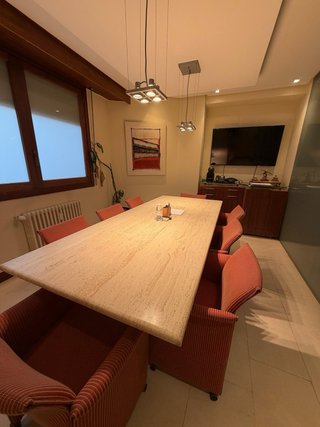 Mesa de piedra, sillas y complementos.