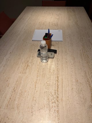 Mesa de piedra, sillas y complementos.