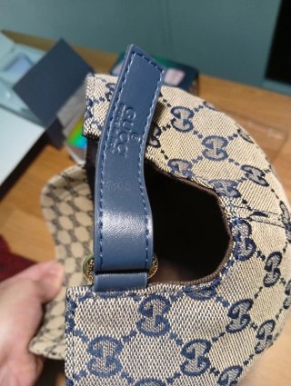2 Cappelli Gucci Beige e Rosso