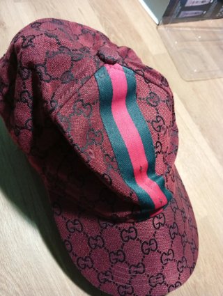 2 Cappelli Gucci Beige e Rosso