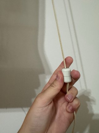 Estor blanco y amarillo con cuadrados