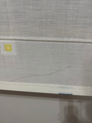Estor blanco y amarillo con cuadrados