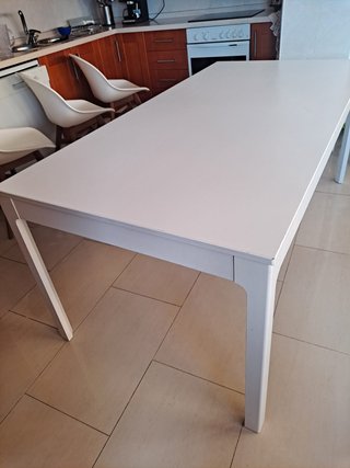 Mesa extensible blanca de madera
