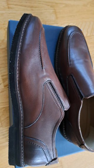 Zapatos de piel marrones nuevos