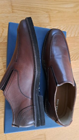 Zapatos de piel marrones nuevos
