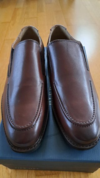 Zapatos de piel marrones nuevos