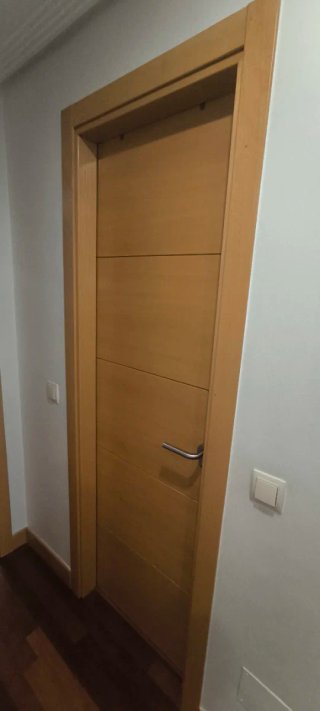 Puerta de madera maciza