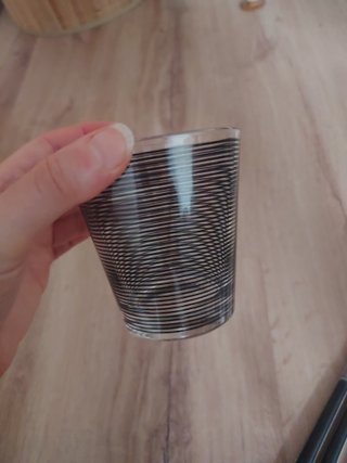 Juego de vajilla negra y jarra de cristal