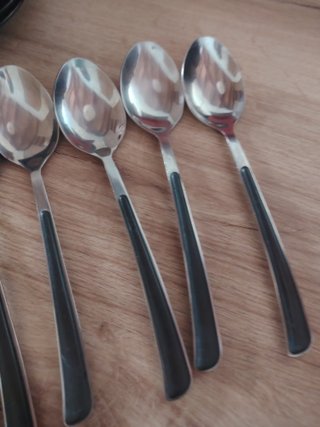 Juego de vajilla negra y jarra de cristal