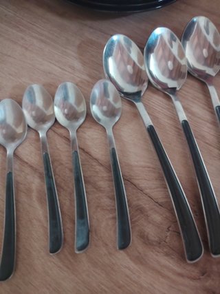 Juego de vajilla negra y jarra de cristal