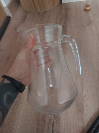 Juego de vajilla negra y jarra de cristal