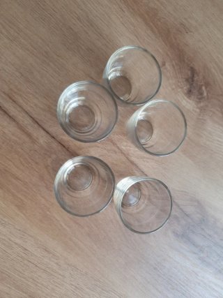 Juego de vajilla negra y jarra de cristal
