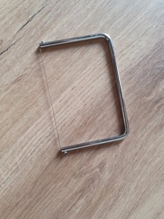 Juego de vajilla negra y jarra de cristal