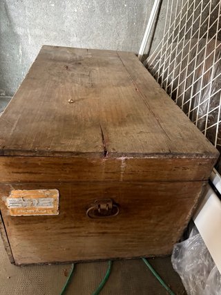 Baúl antiguo de madera maciza