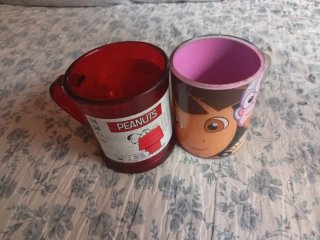 Tazas de plástico Peanuts y Dora la Exploradora