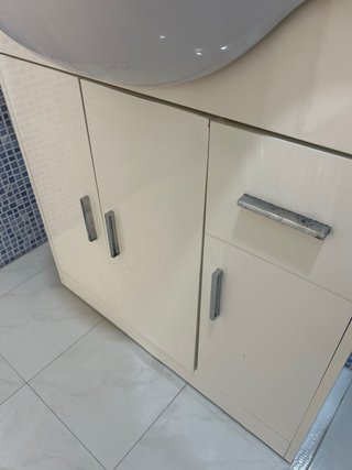 Mueble de baño beige y blanco