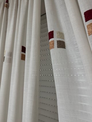 Cortina blanca con detalles cuadrados