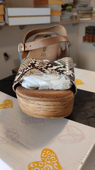Sandalias de cuña con estampado de serpiente