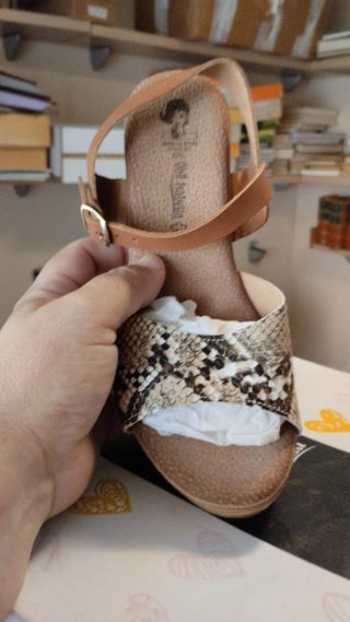 Sandalias de cuña con estampado de serpiente