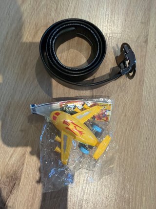 Cinturón y avión de juguete