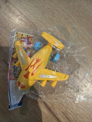 Cinturón y avión de juguete