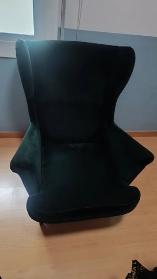 Sillón verde de terciopelo IKEA en Cornella