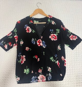 Blusa negra estampada flores