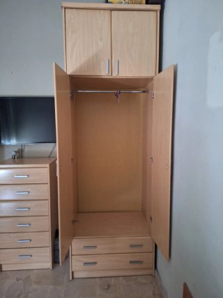 Muebles de dormitorio: Armario, Cómoda y Estanterí