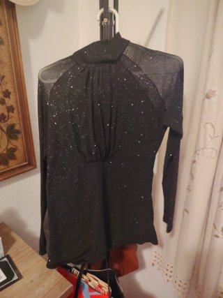 Blusa ajustada con brillos y transparencias