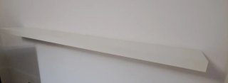 Estante de pared lacado en blanco.