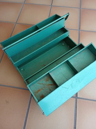 Caja de herramientas metálica vintage verde
